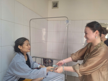 Gia đình chị Phương và em Linh trao hỗ trợ